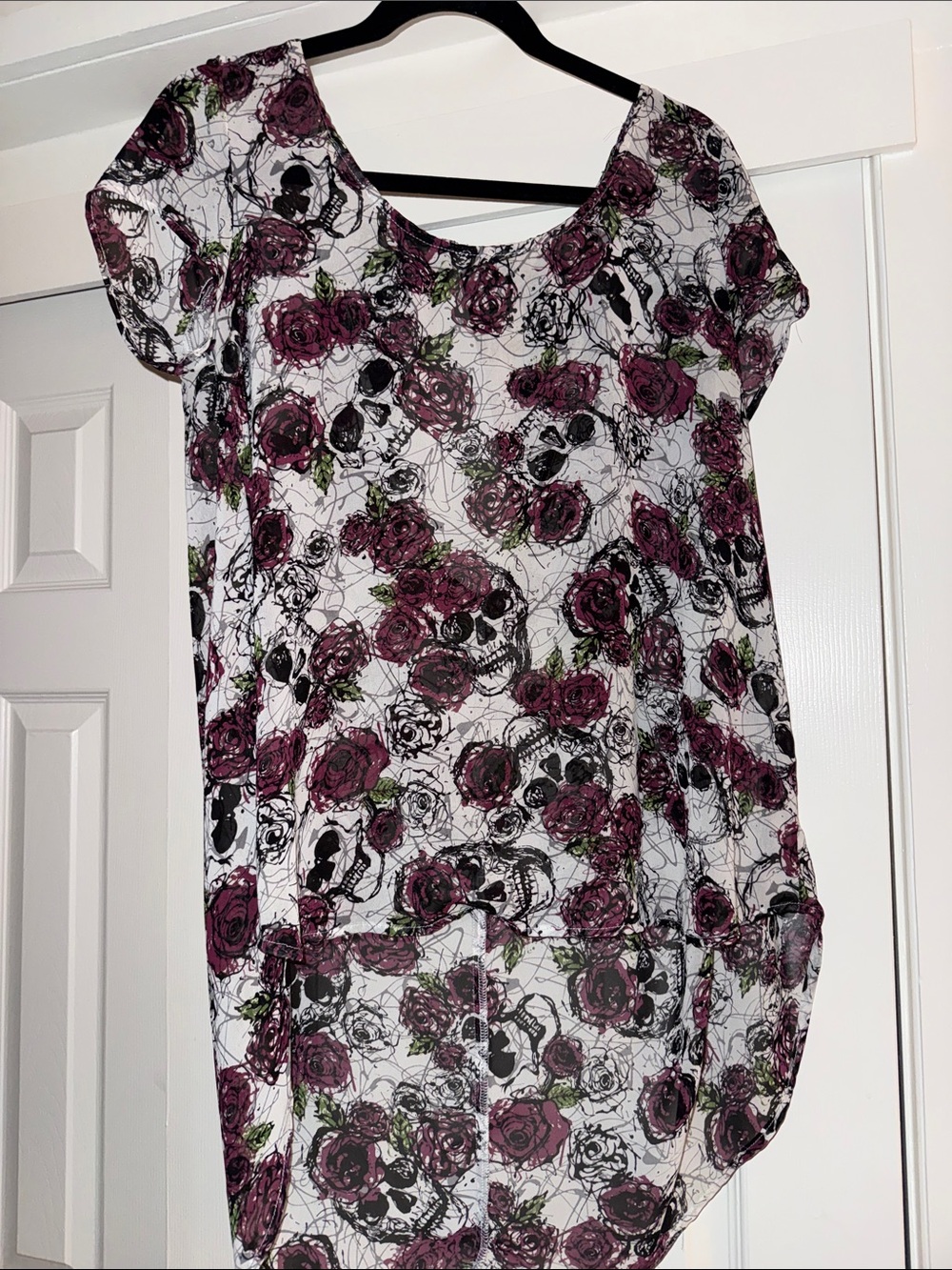 Floral Skull Short Sleeve Women’s Top - White with Pink Roses Hot Topic Size L